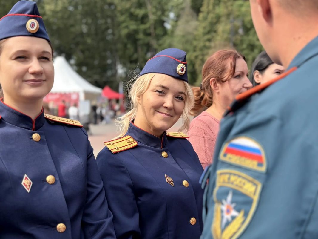 Сотрудники СУ СК России по Смоленской области приняли участие в праздновании Дня Государственного флага Российской Федерации Сотрудники СУ СК России по Смоленской области приняли участие в праздновании Дня Государственного флага Российской Федерации