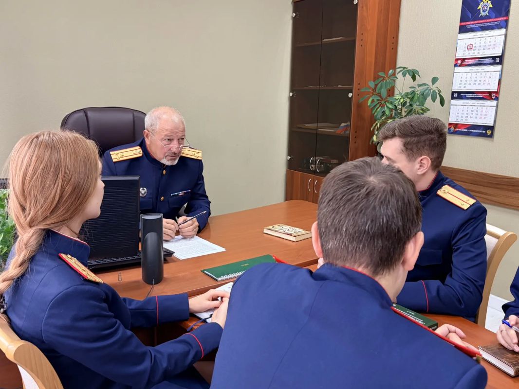 В СУ СК России по Смоленской области состоялась встреча ветерана следствия с молодыми сотрудниками В СУ СК России по Смоленской области состоялась встреча ветерана следствия с молодыми сотрудниками