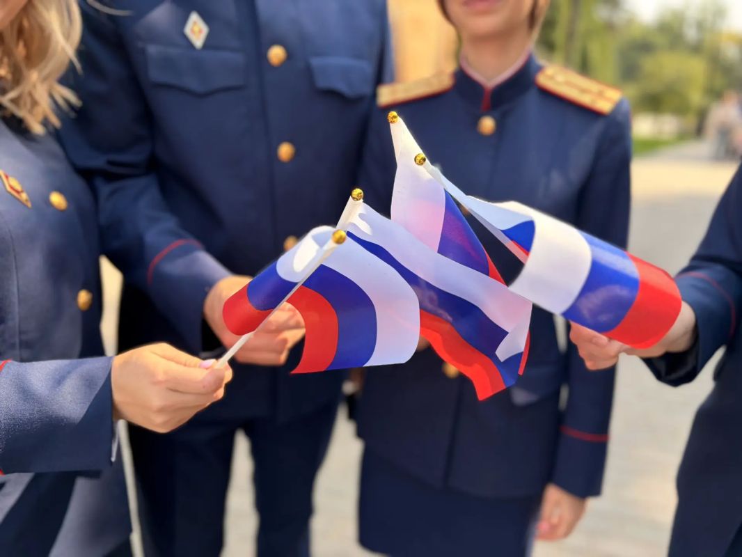 Сотрудники СУ СК России по Смоленской области приняли участие в праздновании Дня Государственного флага Российской Федерации Сотрудники СУ СК России по Смоленской области приняли участие в праздновании Дня Государственного флага Российской Федерации