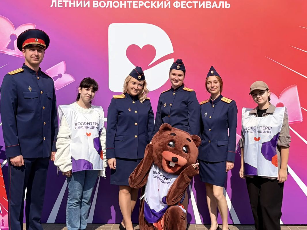 Сотрудники СУ СК России по Смоленской области приняли участие в праздновании Дня Государственного флага Российской Федерации Сотрудники СУ СК России по Смоленской области приняли участие в праздновании Дня Государственного флага Российской Федерации