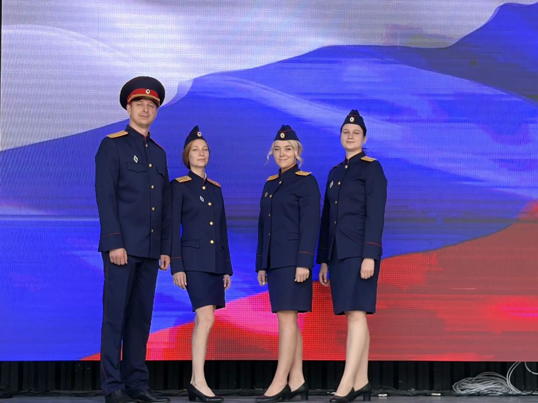 Сотрудники СУ СК России по Смоленской области приняли участие в праздновании Дня Государственного флага Российской Федерации Сотрудники СУ СК России по Смоленской области приняли участие в праздновании Дня Государственного флага Российской Федерации