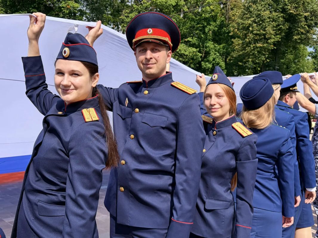 Сотрудники СУ СК России по Смоленской области приняли участие в праздновании Дня Государственного флага Российской Федерации Сотрудники СУ СК России по Смоленской области приняли участие в праздновании Дня Государственного флага Российской Федерации