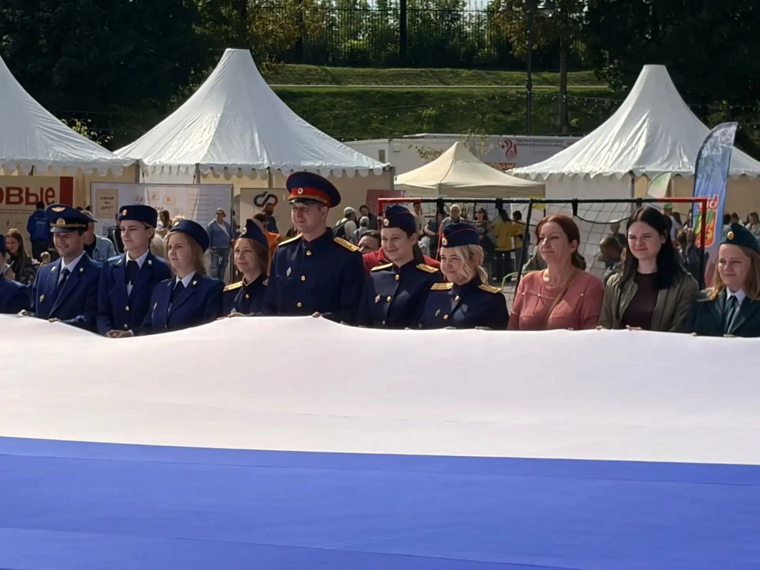 В центре Смоленска развернули российский триколор В центре Смоленска развернули российский триколор