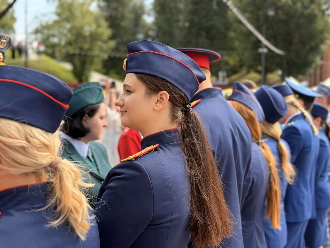 Сотрудники СУ СК России по Смоленской области приняли участие в праздновании Дня Государственного флага Российской Федерации Сотрудники СУ СК России по Смоленской области приняли участие в праздновании Дня Государственного флага Российской Федерации