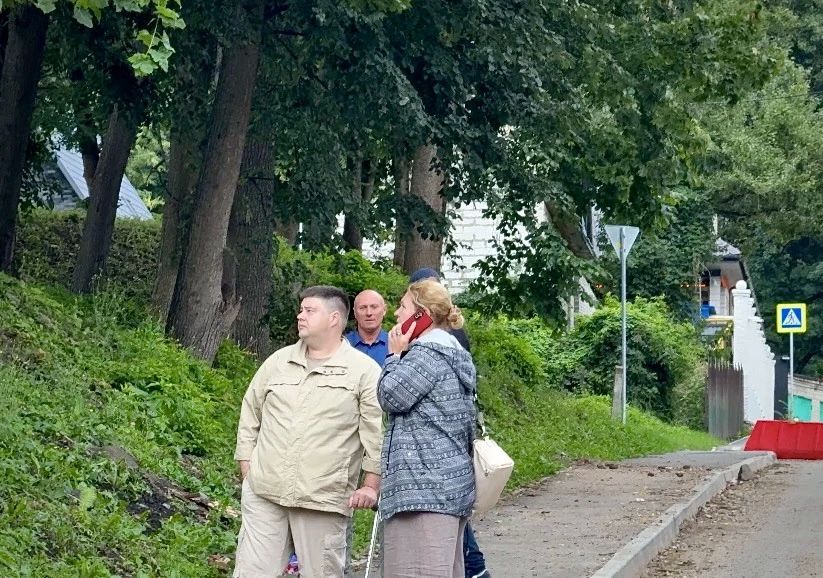 Александр Новиков: Ежедневно выезжаем на склон между улицами Большой Советской и Парижской Коммуны для осмотра оползневого участка, контроля динамики и определения ближайших шагов по предотвращению смещения грунта Александр Новиков: Ежедневно выезжаем на склон между улицами Большой Советской и Парижской Коммуны для осмотра оползневого участка, контроля динамики и определения ближайших шагов по предотвращению смещения грунта