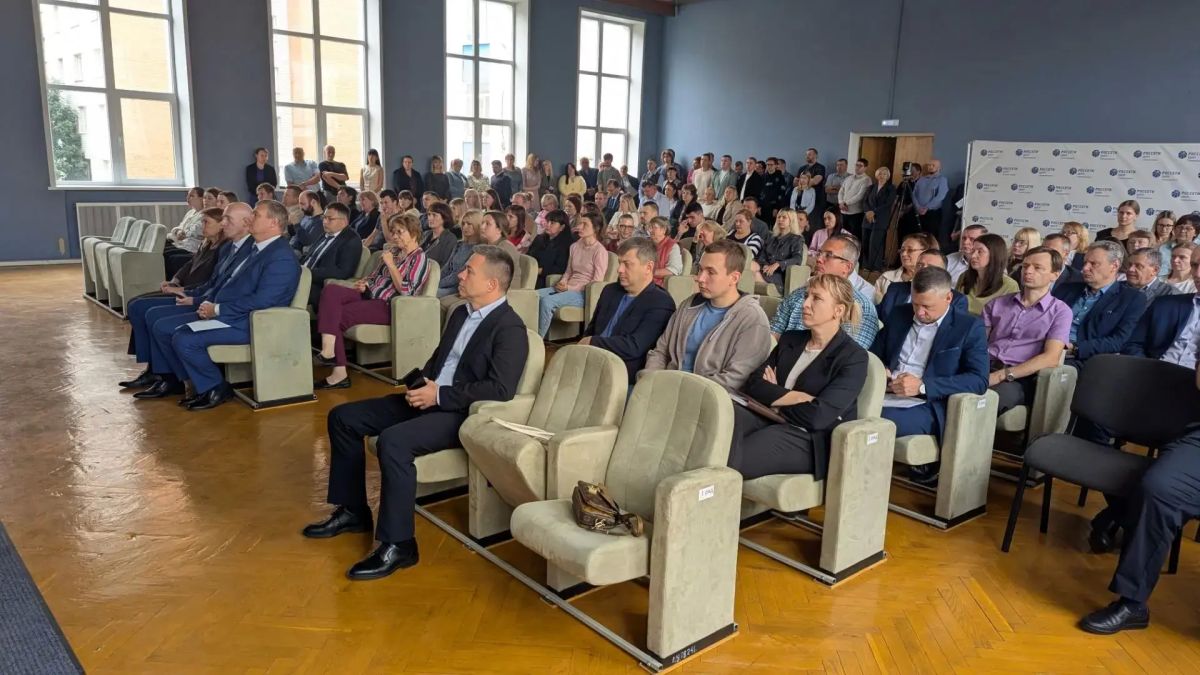 Председатель избирательной комиссии Смоленской области Олеся Жукова и член комиссии Ольга Азаренкова побывали в крупнейшей электросетевой организации региона: филиале «Россети Центр» – «Смоленскэнерго» Председатель избирательной комиссии Смоленской области Олеся Жукова и член комиссии Ольга Азаренкова побывали в крупнейшей электросетевой организации региона: филиале «Россети Центр» – «Смоленскэнерго»