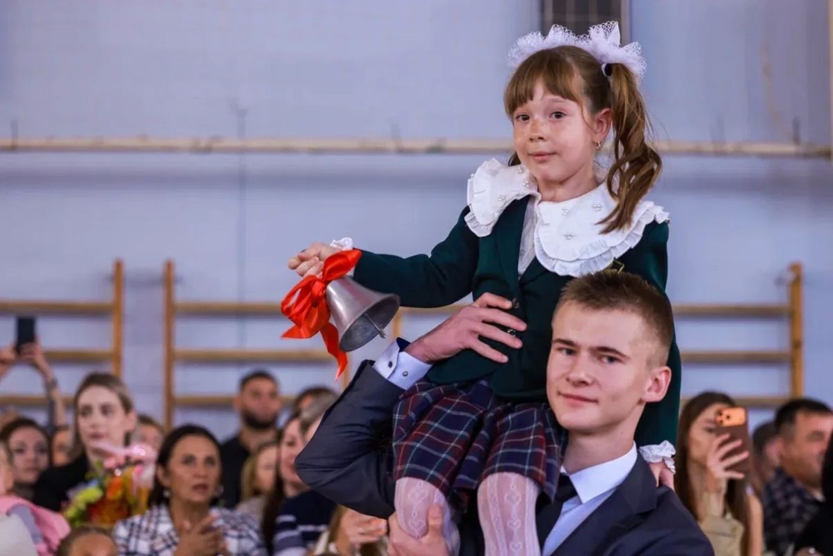Василий Анохин: Гимназия имени Н.М. Пржевальского в Смоленске – одно из старейших учебных заведений в городе, в этом году учреждению исполняется 240 лет Василий Анохин: Гимназия имени Н.М. Пржевальского в Смоленске – одно из старейших учебных заведений в городе, в этом году учреждению исполняется 240 лет