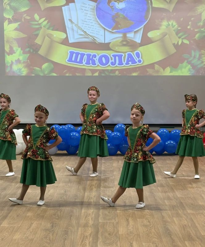 Заместитель председателя Правительства Смоленской области - министр образования и науки Смоленской области Хнычева Дина Сергеевна посетила торжественную линейку, посвященную Дню знаний, в Центре образования № 1 «Академия... Заместитель председателя Правительства Смоленской области - министр образования и науки Смоленской области Хнычева Дина Сергеевна посетила торжественную линейку, посвященную Дню знаний, в Центре образования № 1 «Академия...