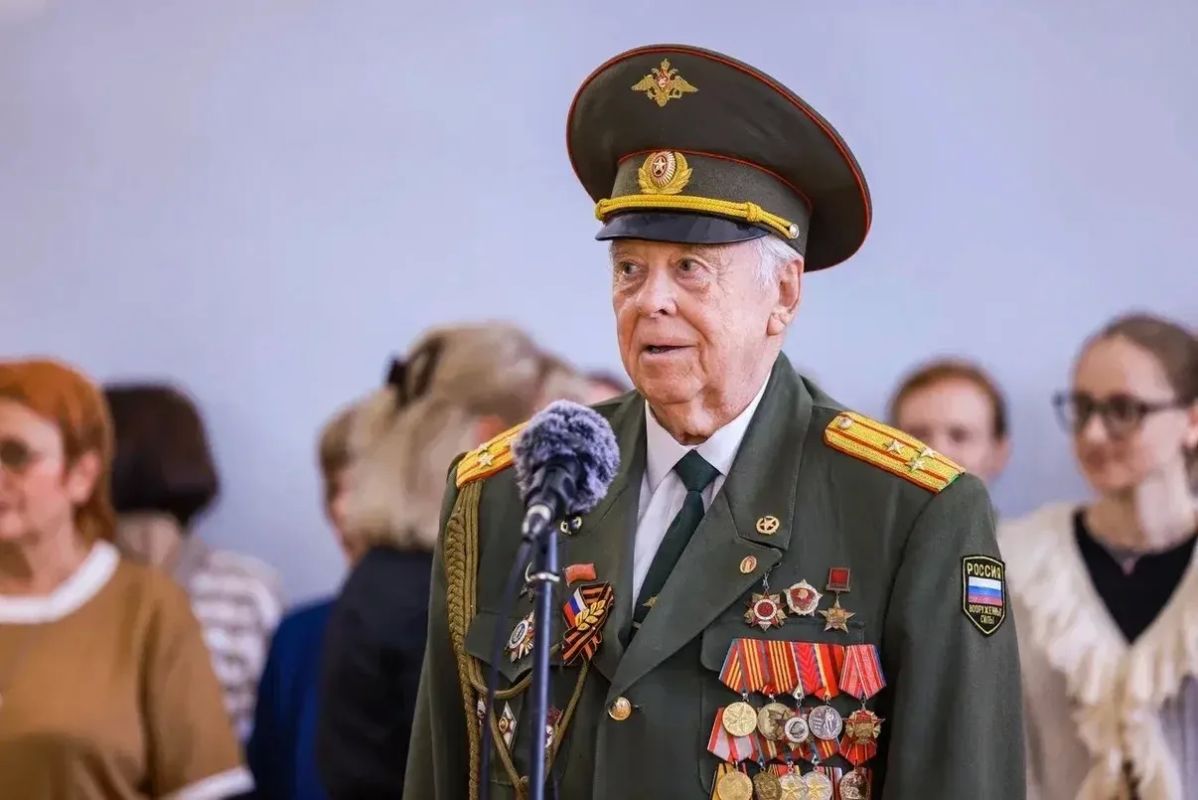 Василий Анохин: Гимназия имени Н.М. Пржевальского в Смоленске – одно из старейших учебных заведений в городе, в этом году учреждению исполняется 240 лет Василий Анохин: Гимназия имени Н.М. Пржевальского в Смоленске – одно из старейших учебных заведений в городе, в этом году учреждению исполняется 240 лет