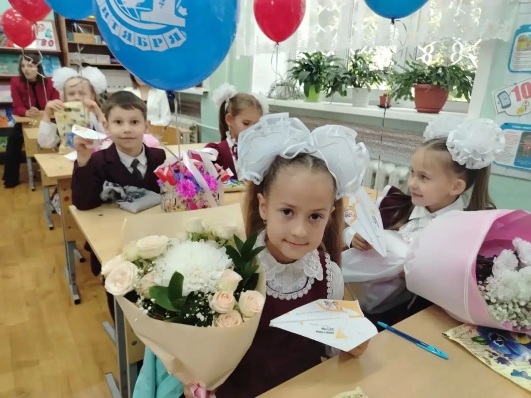 Ежегодно 1 сентября в России отмечается День знаний — праздник, который знаменует начало нового учебного года и отворяет для сотен ребят двери образовательных организаций Ежегодно 1 сентября в России отмечается День знаний — праздник, который знаменует начало нового учебного года и отворяет для сотен ребят двери образовательных организаций
