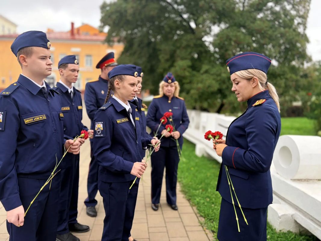 В Смоленске сотрудники СУ СК России по Смоленской области и кадеты профильного кадетского класса почтили память жертв терроризма В Смоленске сотрудники СУ СК России по Смоленской области и кадеты профильного кадетского класса почтили память жертв терроризма