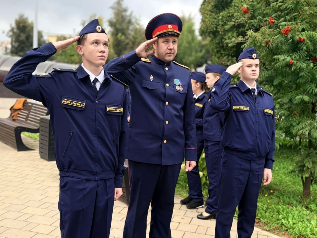 В Смоленске сотрудники СУ СК России по Смоленской области и кадеты профильного кадетского класса почтили память жертв терроризма В Смоленске сотрудники СУ СК России по Смоленской области и кадеты профильного кадетского класса почтили память жертв терроризма