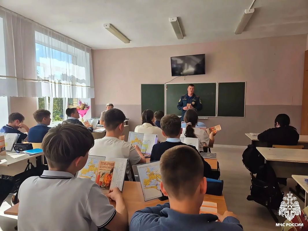Знания для всей семьи. В школе № 3 имени Ленинского комсомола на территории Гагаринского муниципального округа прошёл Всероссийский открытый урок по основам безопасности и защите Родины Знания для всей семьи. В школе № 3 имени Ленинского комсомола на территории Гагаринского муниципального округа прошёл Всероссийский открытый урок по основам безопасности и защите Родины