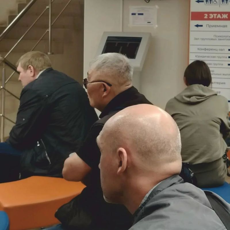 Сегодня в Кадровом центре города Смоленска состоялась ярмарка трудоустройства для граждан - участников специальной военной операции под названием «Карьера начинается здесь» Сегодня в Кадровом центре города Смоленска состоялась ярмарка трудоустройства для граждан - участников специальной военной операции под названием «Карьера начинается здесь»