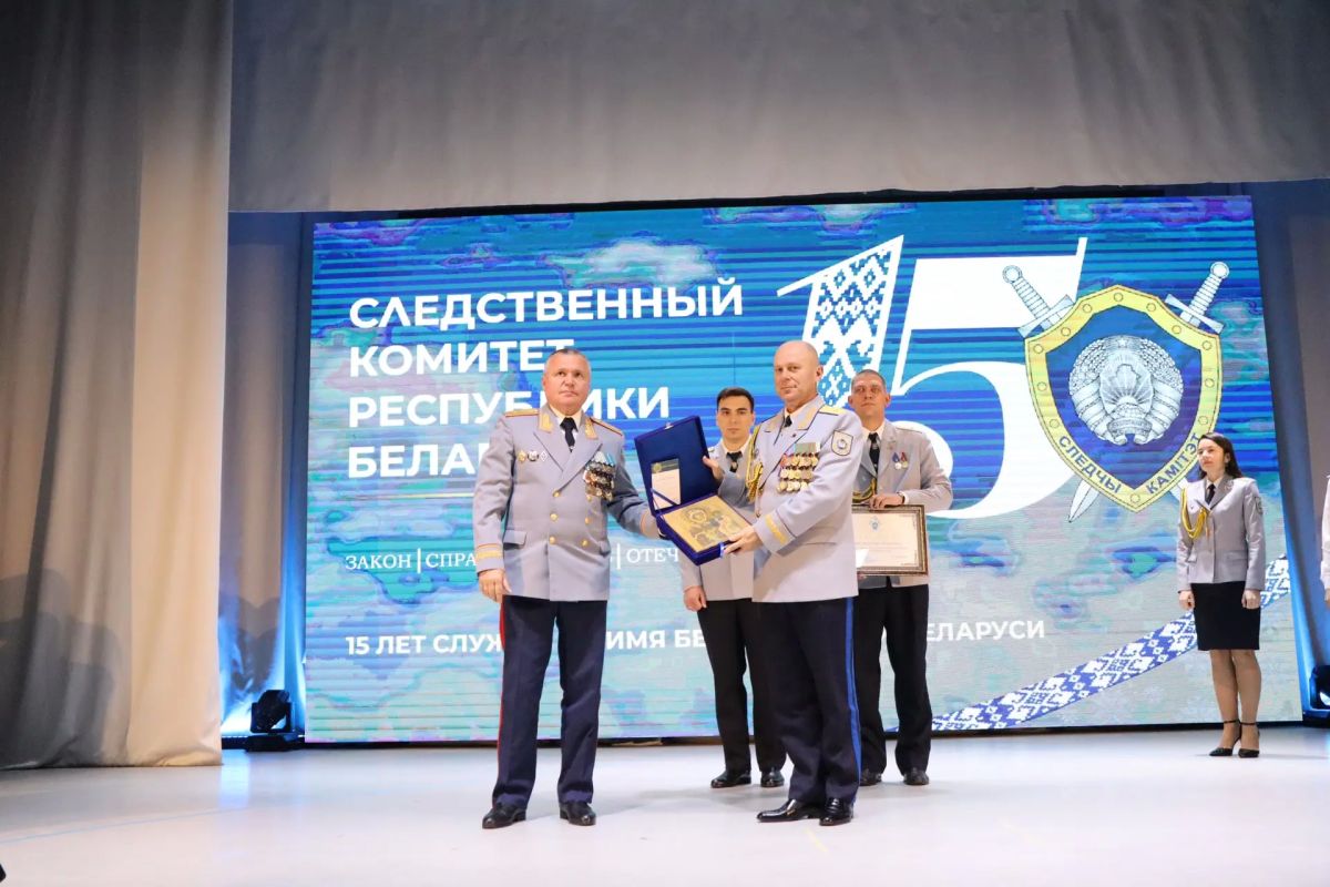 Руководитель и сотрудники СУ СК России по Смоленской области поздравили белорусских коллег с профессиональным праздником Руководитель и сотрудники СУ СК России по Смоленской области поздравили белорусских коллег с профессиональным праздником