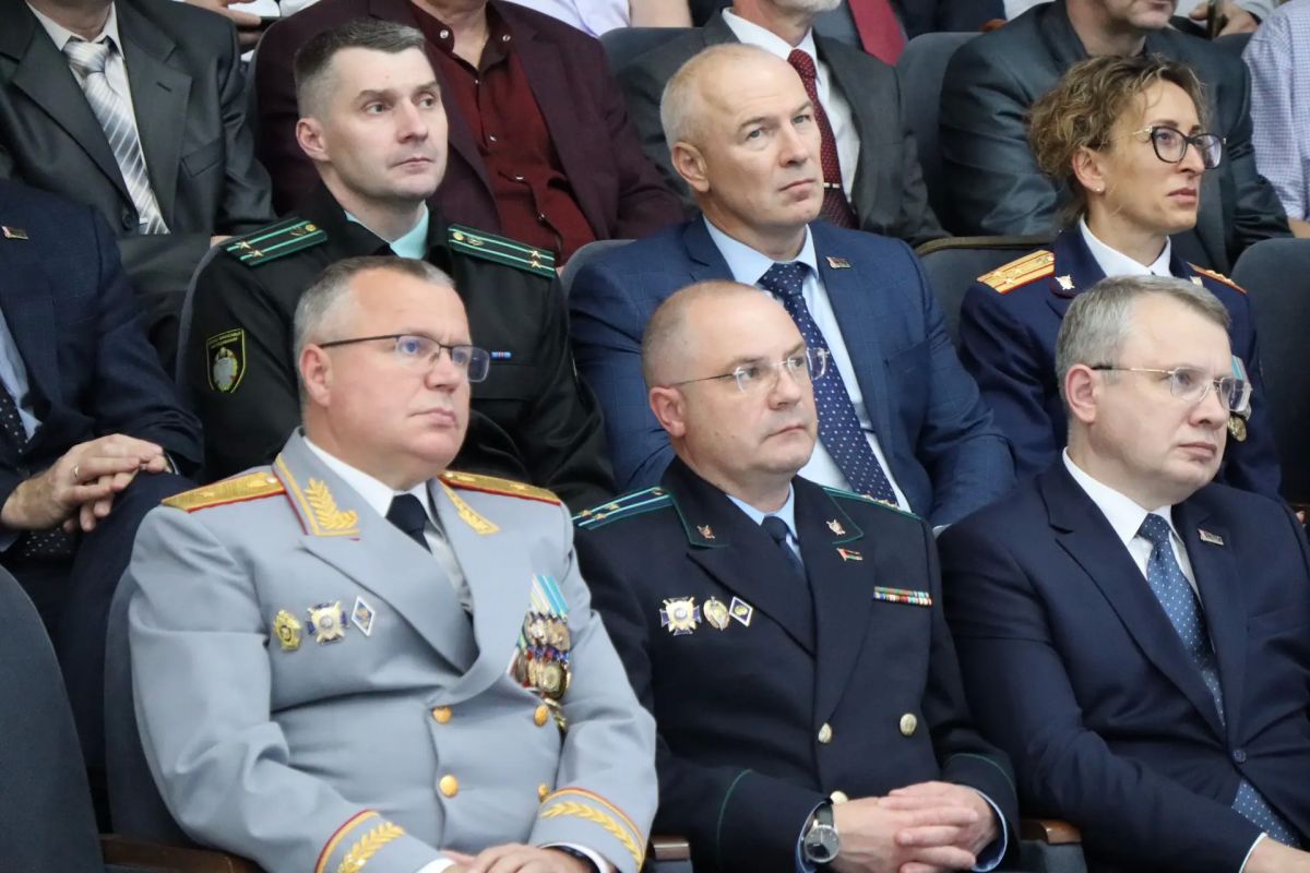 Руководитель и сотрудники СУ СК России по Смоленской области поздравили белорусских коллег с профессиональным праздником Руководитель и сотрудники СУ СК России по Смоленской области поздравили белорусских коллег с профессиональным праздником