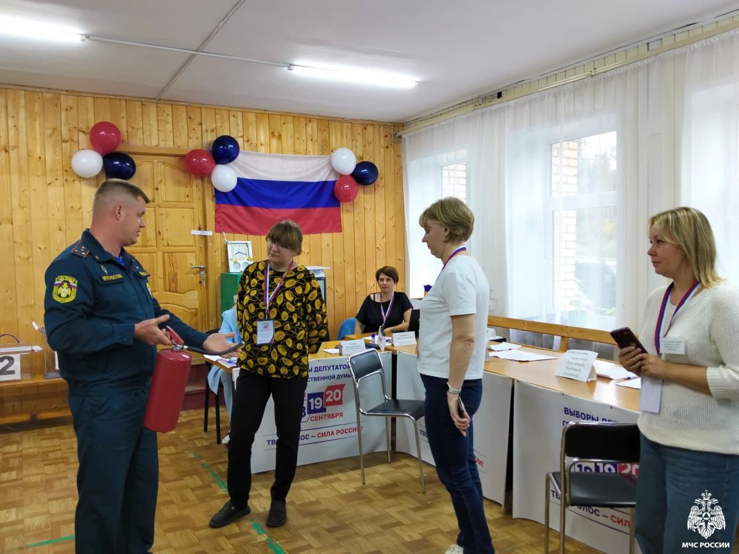 Сотрудники МЧС России обеспечивают пожарную безопасность в единый день голосования на избирательных участках Сотрудники МЧС России обеспечивают пожарную безопасность в единый день голосования на избирательных участках