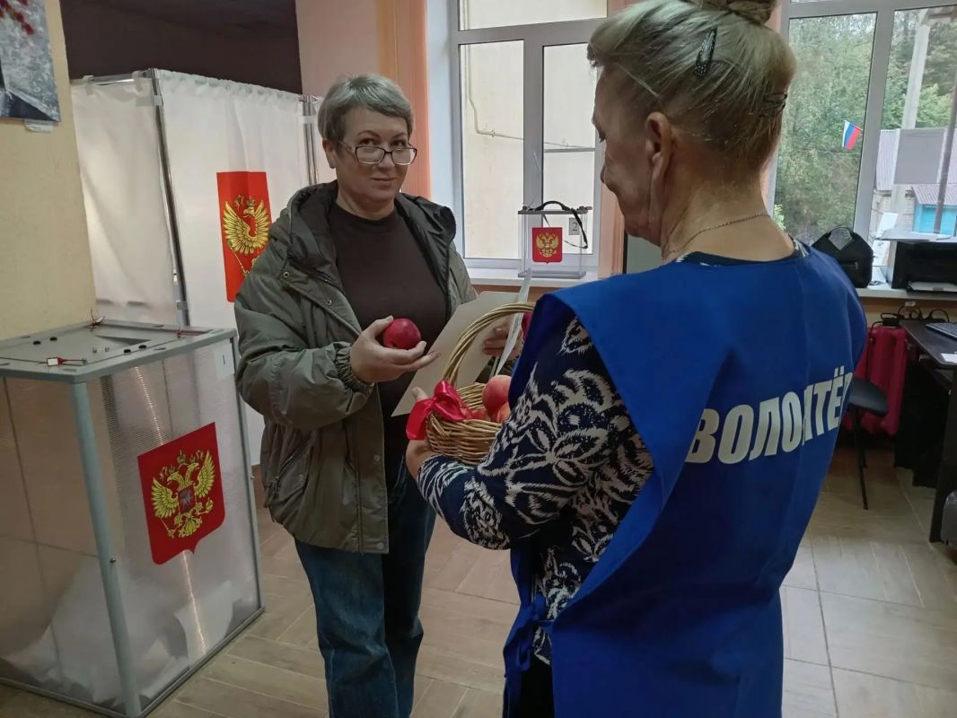 На выборах депутатов Государственной Думы на избирательных участках Смоленщины работают волонтеры На выборах депутатов Государственной Думы на избирательных участках Смоленщины работают волонтеры