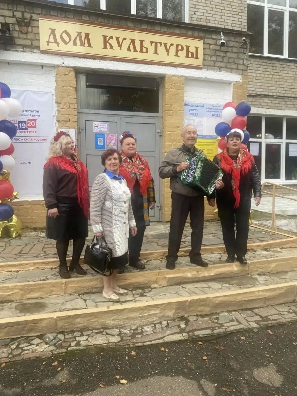 Позитивная, дружеская и праздничная атмосфера царит на участках Смоленской области. И здесь избирателей встречают как долгожданных гостей! Организаторы подготовили для жителей интересную и насыщенную культурную программу Позитивная, дружеская и праздничная атмосфера царит на участках Смоленской области. И здесь избирателей встречают как долгожданных гостей! Организаторы подготовили для жителей интересную и насыщенную культурную программу