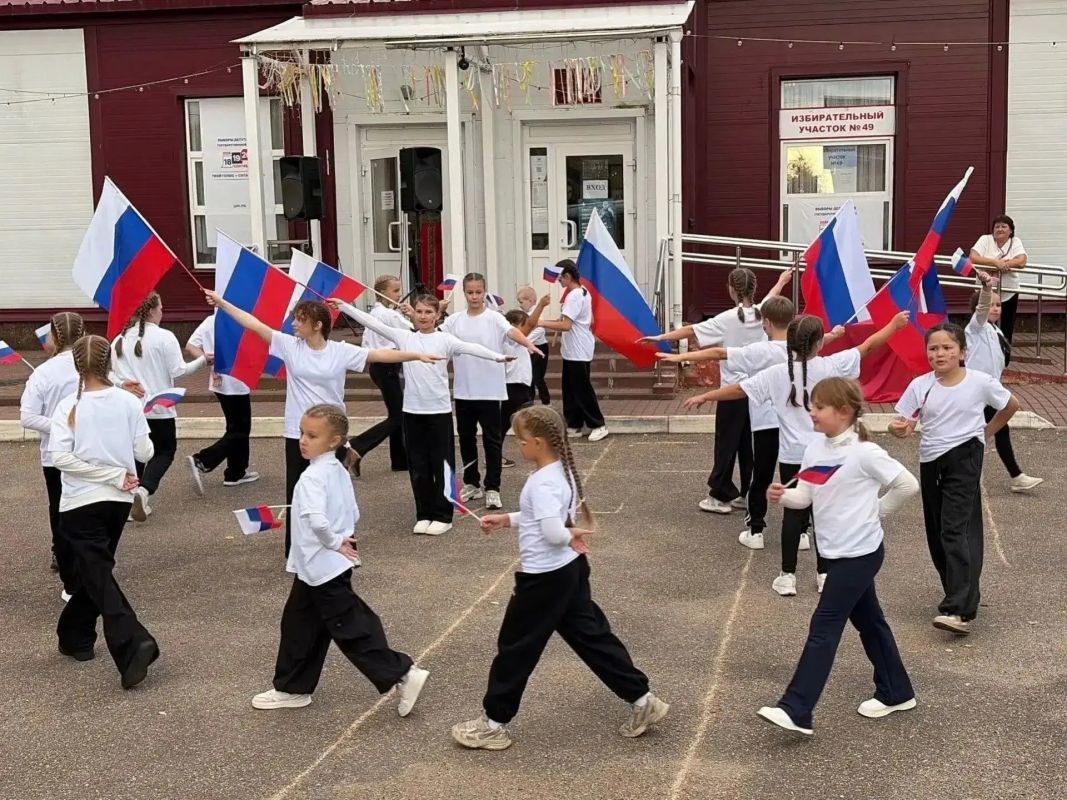 Позитивная, дружеская и праздничная атмосфера царит на участках Смоленской области. И здесь избирателей встречают как долгожданных гостей! Организаторы подготовили для жителей интересную и насыщенную культурную программу Позитивная, дружеская и праздничная атмосфера царит на участках Смоленской области. И здесь избирателей встречают как долгожданных гостей! Организаторы подготовили для жителей интересную и насыщенную культурную программу