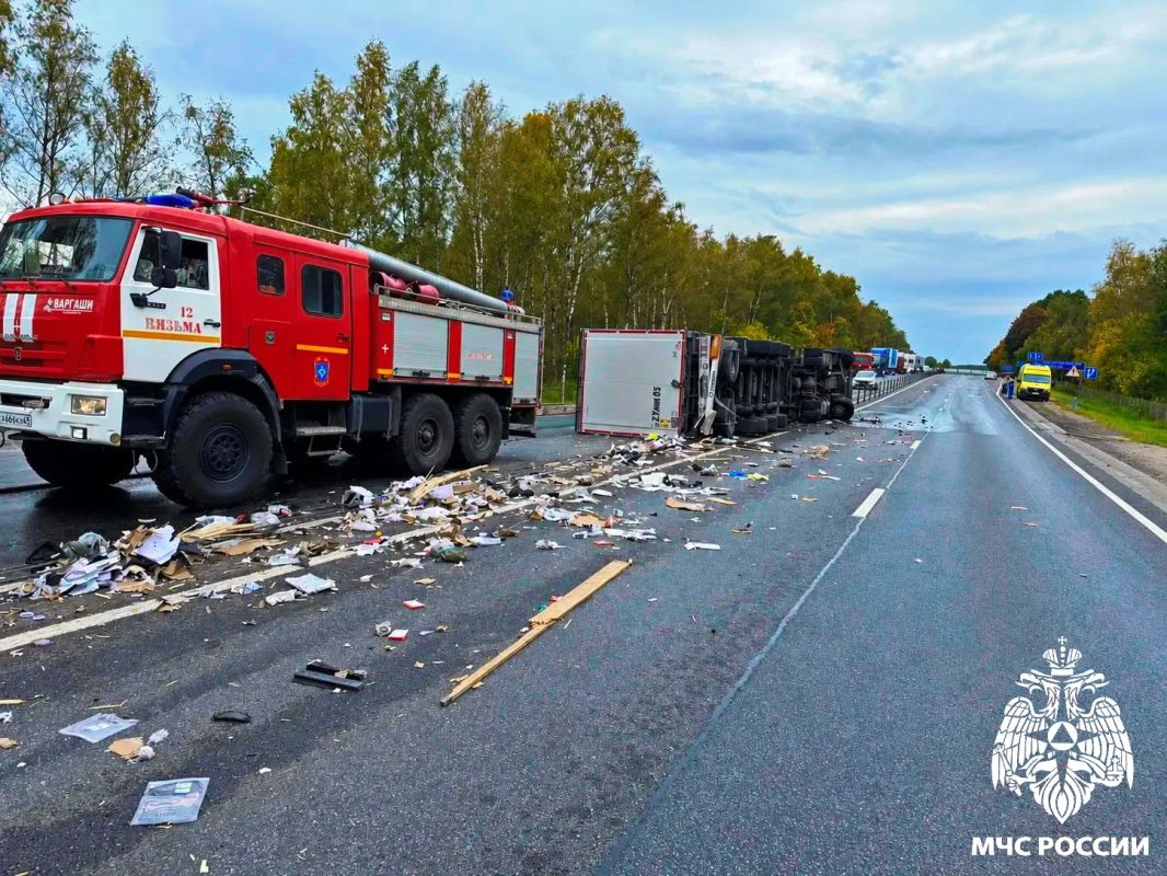 Сегодня на 228-м километре трассы М-1 в Вяземском округе произошло дорожно-транспортное происшествие: опрокинулся грузовой автомобиль Сегодня на 228-м километре трассы М-1 в Вяземском округе произошло дорожно-транспортное происшествие: опрокинулся грузовой автомобиль