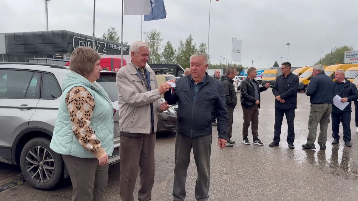 Смоленским школам передали более 20 автобусов Смоленским школам передали более 20 автобусов