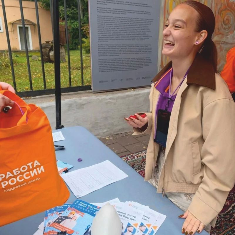 В минувшую субботу Молодежный клуб «Мой выбор» Кадрового центра «Работа России» города Смоленска представил для гостей фестиваля яркий челлендж: за 60 секунд раскрыть свою личность и амбиции В минувшую субботу Молодежный клуб «Мой выбор» Кадрового центра «Работа России» города Смоленска представил для гостей фестиваля яркий челлендж: за 60 секунд раскрыть свою личность и амбиции
