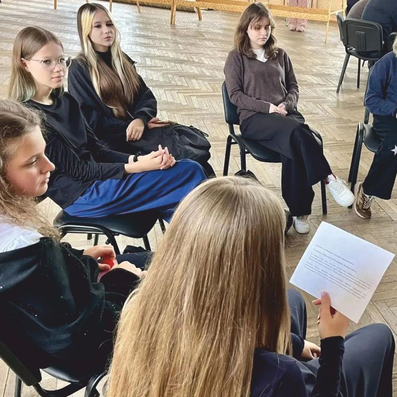 Специалисты Кадрового центра «Работа России» города Смоленска побывали в гостях у учащихся МБОУ «Средняя школа №26» и провели профориентационное мероприятие Специалисты Кадрового центра «Работа России» города Смоленска побывали в гостях у учащихся МБОУ «Средняя школа №26» и провели профориентационное мероприятие
