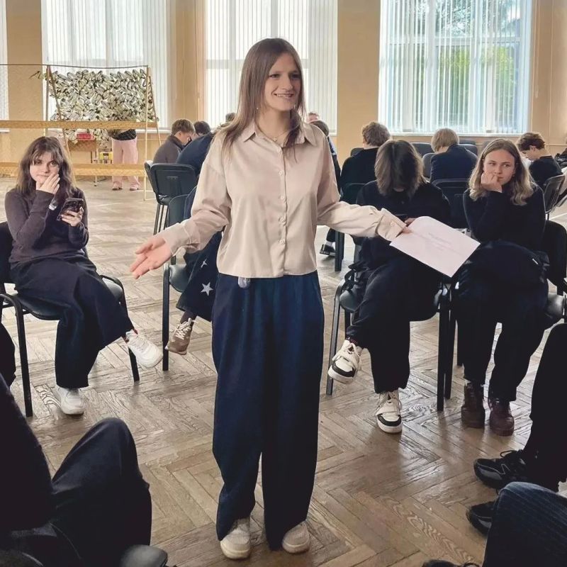 Специалисты Кадрового центра «Работа России» города Смоленска побывали в гостях у учащихся МБОУ «Средняя школа №26» и провели профориентационное мероприятие Специалисты Кадрового центра «Работа России» города Смоленска побывали в гостях у учащихся МБОУ «Средняя школа №26» и провели профориентационное мероприятие