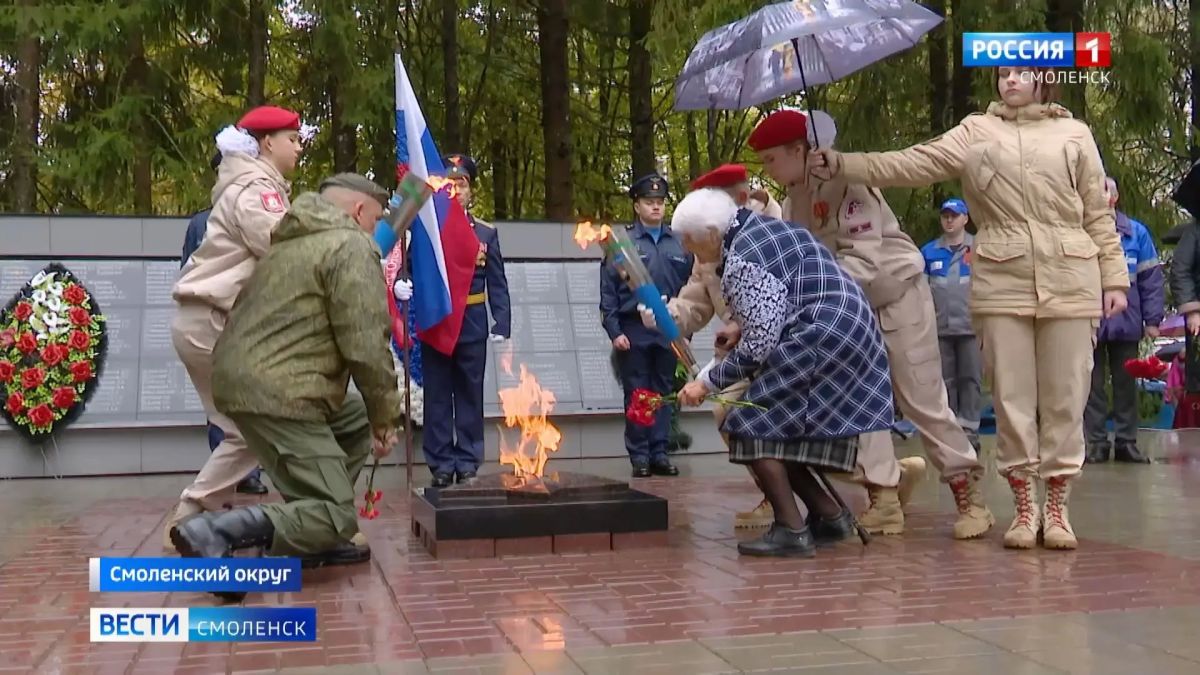 В Смоленском округе зажегся Вечный огонь В Смоленском округе зажегся Вечный огонь