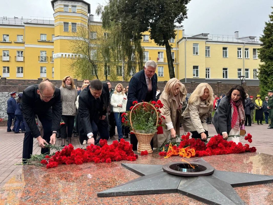 Александр Новиков: Сегодня, в день 83-й годовщины освобождения Смоленска от немецко-фашистских захватчиков, мы начали празднование Дня города с торжественного митинга в сквере Памяти Героев Александр Новиков: Сегодня, в день 83-й годовщины освобождения Смоленска от немецко-фашистских захватчиков, мы начали празднование Дня города с торжественного митинга в сквере Памяти Героев