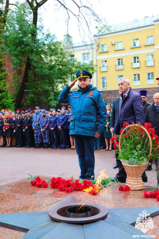 Сотрудники Главного управления МЧС России по Смоленской области почтили память воинов, павших за свободу Смоленщины Сотрудники Главного управления МЧС России по Смоленской области почтили память воинов, павших за свободу Смоленщины
