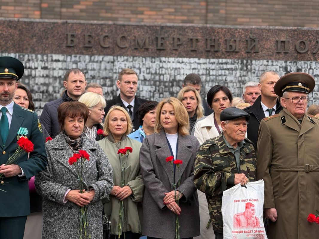 Александр Новиков: Сегодня, в день 83-й годовщины освобождения Смоленска от немецко-фашистских захватчиков, мы начали празднование Дня города с торжественного митинга в сквере Памяти Героев Александр Новиков: Сегодня, в день 83-й годовщины освобождения Смоленска от немецко-фашистских захватчиков, мы начали празднование Дня города с торжественного митинга в сквере Памяти Героев