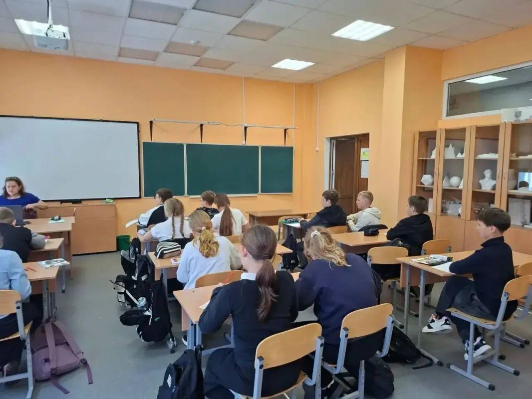 Василий Анохин: Создаём в школах Смоленской области условия, которые делают процесс обучения полезным и увлекательным Василий Анохин: Создаём в школах Смоленской области условия, которые делают процесс обучения полезным и увлекательным