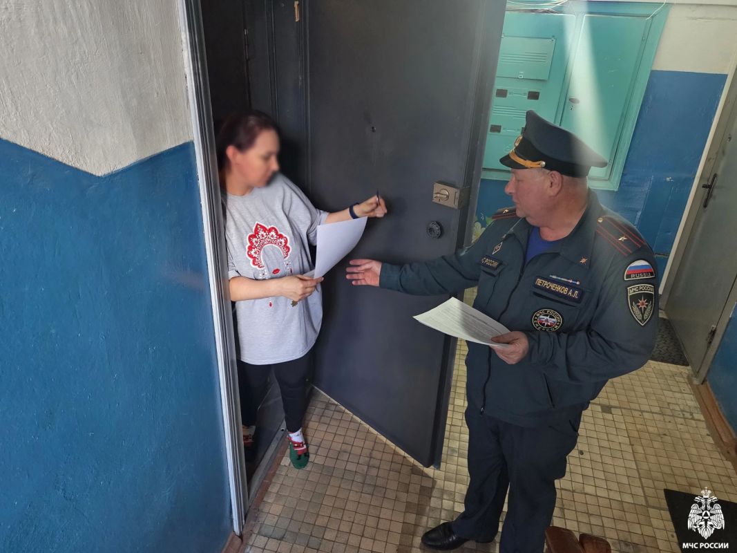 Сотрудники МЧС России провели профилактические мероприятия по пожарной безопасности в Смоленской области Сотрудники МЧС России провели профилактические мероприятия по пожарной безопасности в Смоленской области