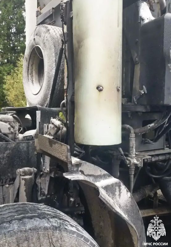 Сработал на опережение. Вчера на автодороге Р-120 в районе деревни Гринево Смоленского округа загорелся грузовой автомобиль Сработал на опережение. Вчера на автодороге Р-120 в районе деревни Гринево Смоленского округа загорелся грузовой автомобиль