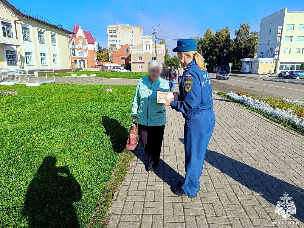 Ваш дом — ваша крепость. Сотрудники Главного управления МЧС России по Смоленской области ежедневно проводят профилактические рейды среди населения, чтобы напомнить людям о правилах пожарной безопасности и уберечь их от беды
