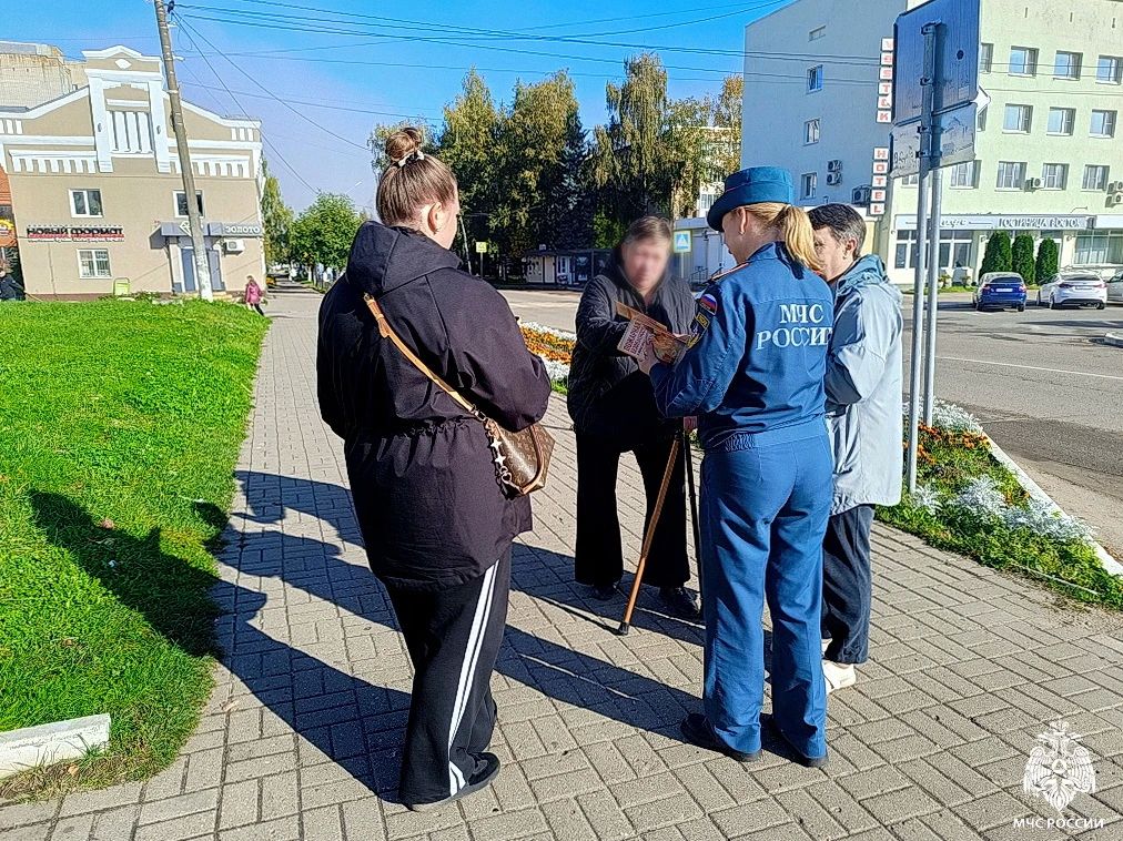Ваш дом — ваша крепость. Сотрудники Главного управления МЧС России по Смоленской области ежедневно проводят профилактические рейды среди населения, чтобы напомнить людям о правилах пожарной безопасности и уберечь их от беды Ваш дом — ваша крепость. Сотрудники Главного управления МЧС России по Смоленской области ежедневно проводят профилактические рейды среди населения, чтобы напомнить людям о правилах пожарной безопасности и уберечь их от беды