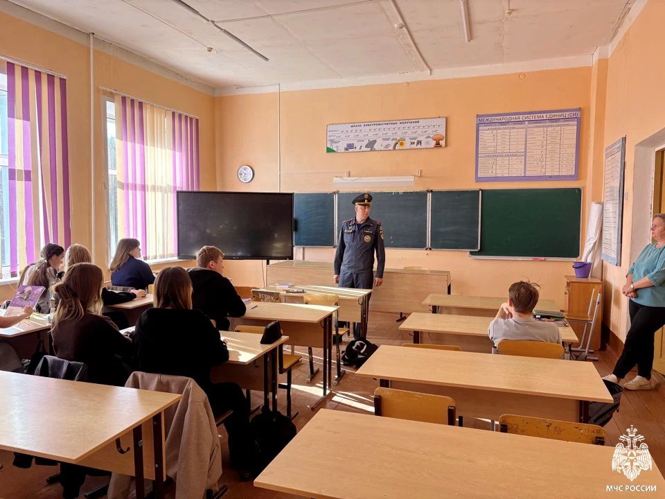 Школьникам о безопасности и вузах МЧС России Школьникам о безопасности и вузах МЧС России