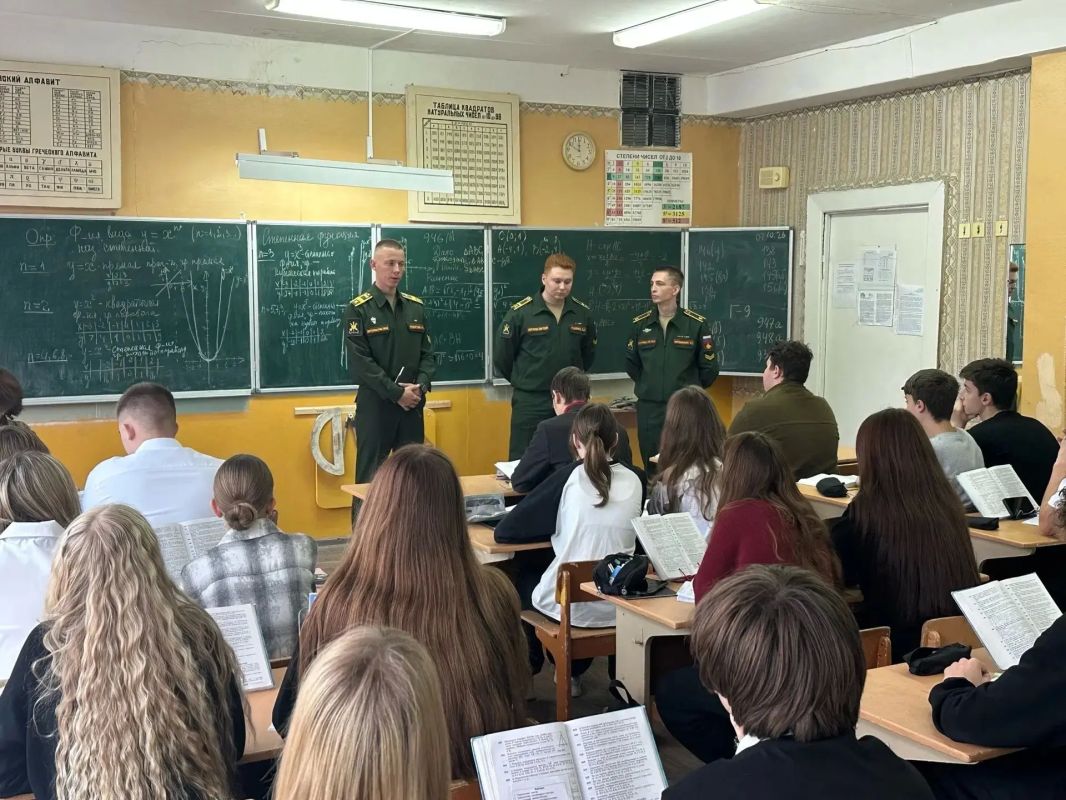 Смоленские старшеклассники могут стать участниками «Школы будущих офицеров» Смоленские старшеклассники могут стать участниками «Школы будущих офицеров»