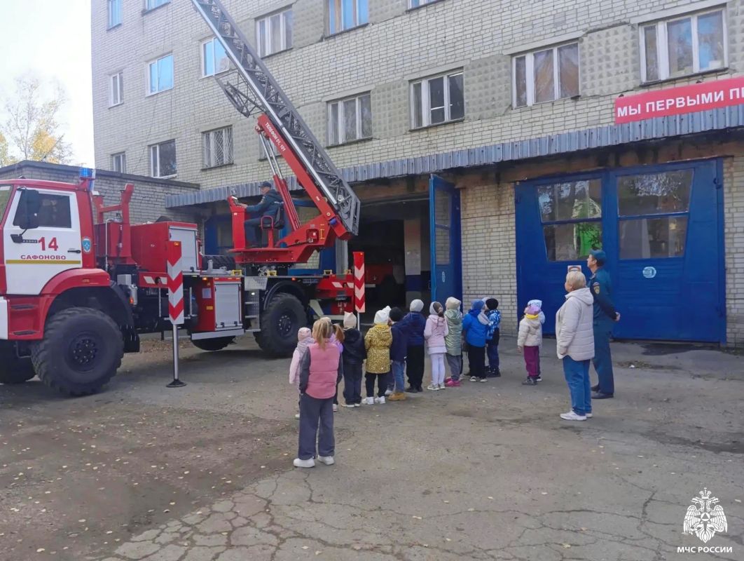 Маленькие шаги в большую профессию: дошколята в гостях у пожарных Маленькие шаги в большую профессию: дошколята в гостях у пожарных