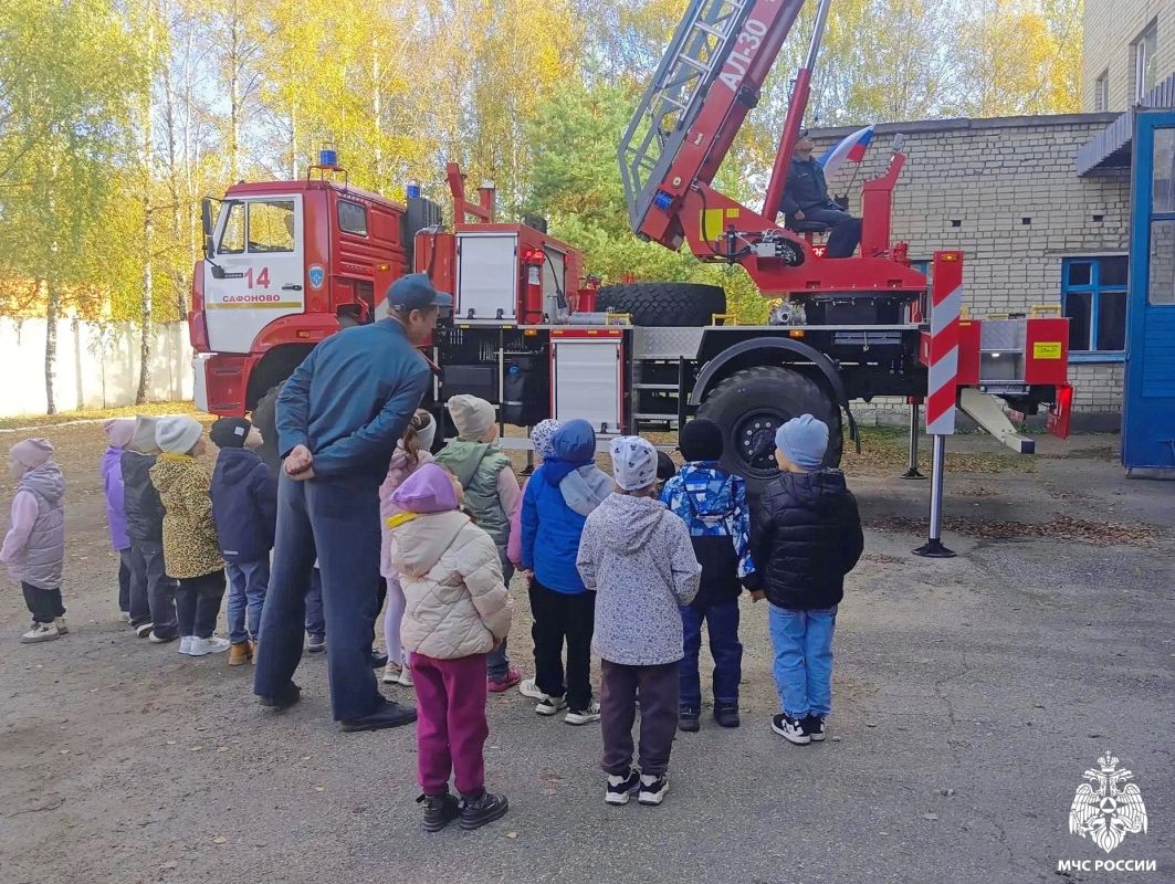 Маленькие шаги в большую профессию: дошколята в гостях у пожарных