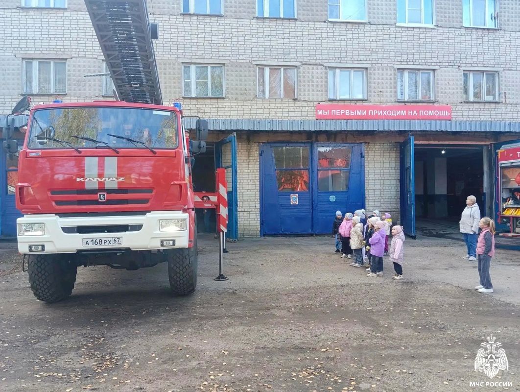 Маленькие шаги в большую профессию: дошколята в гостях у пожарных Маленькие шаги в большую профессию: дошколята в гостях у пожарных