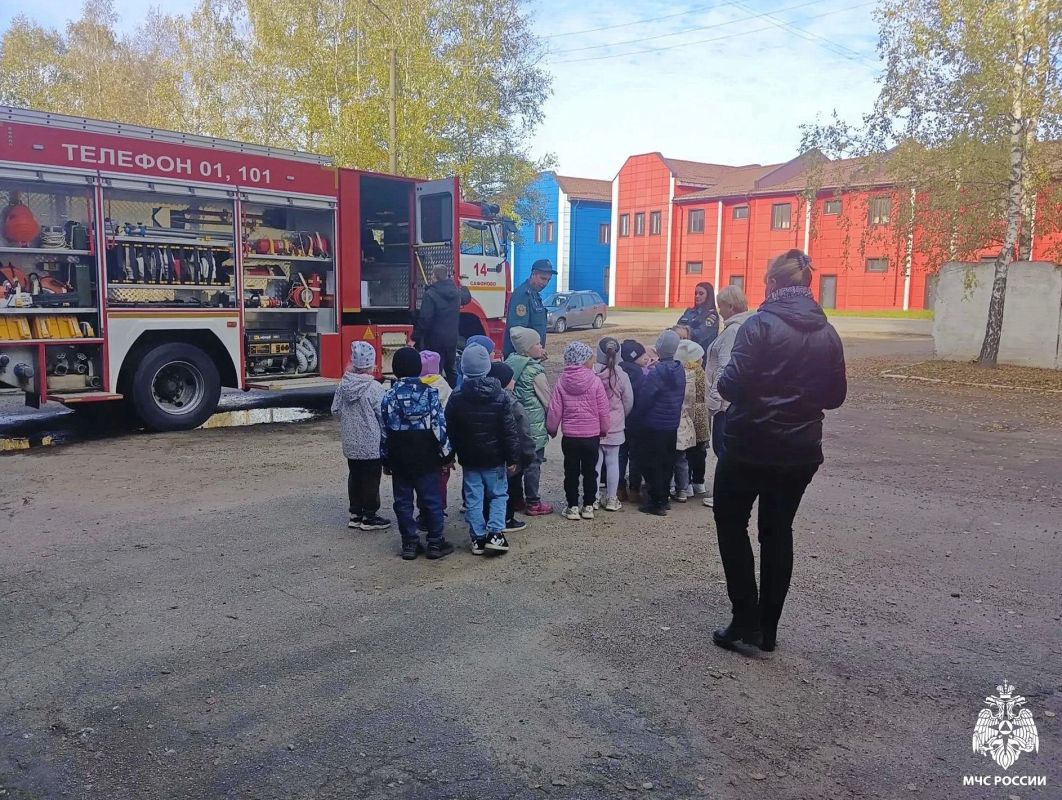 Маленькие шаги в большую профессию: дошколята в гостях у пожарных Маленькие шаги в большую профессию: дошколята в гостях у пожарных