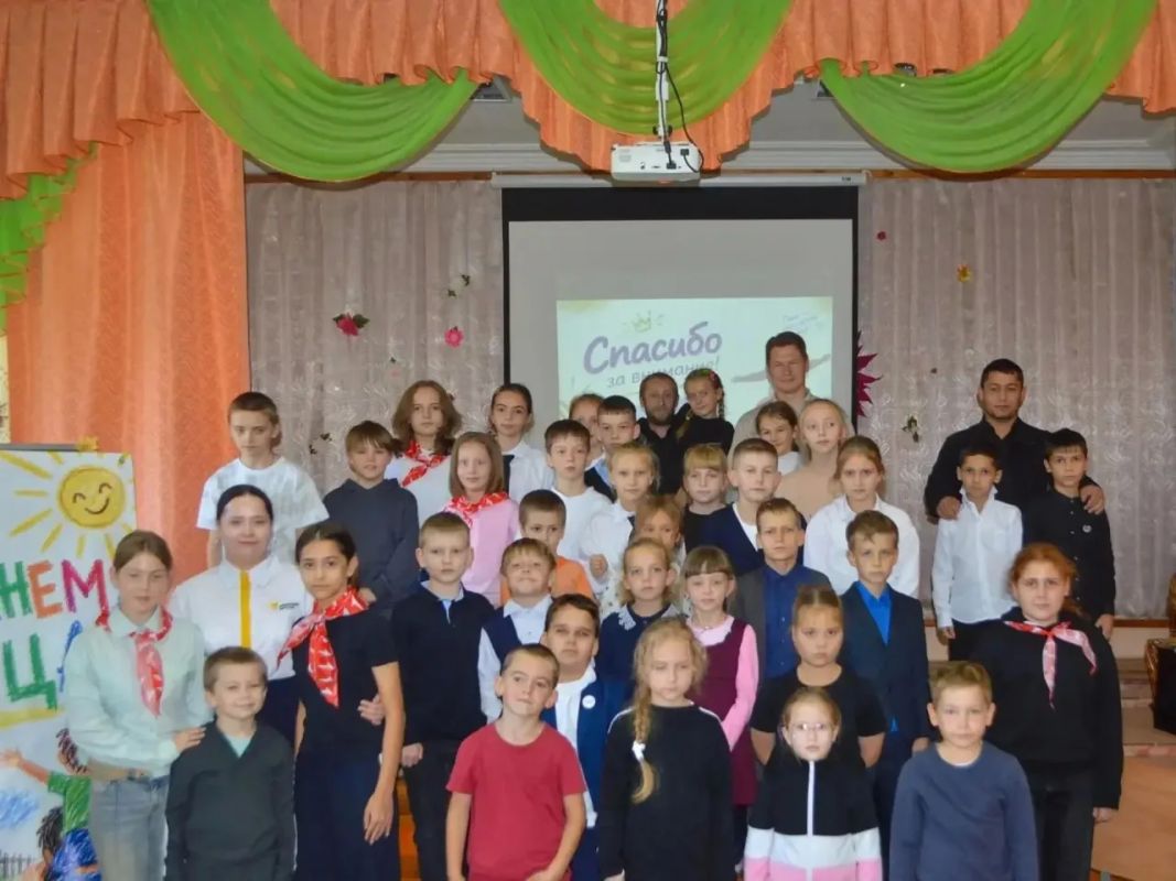 В преддверии Дня отца «Навигаторы детства» совместно с Движением Первых провели мероприятия в рамках Всероссийской акции «Папа может»