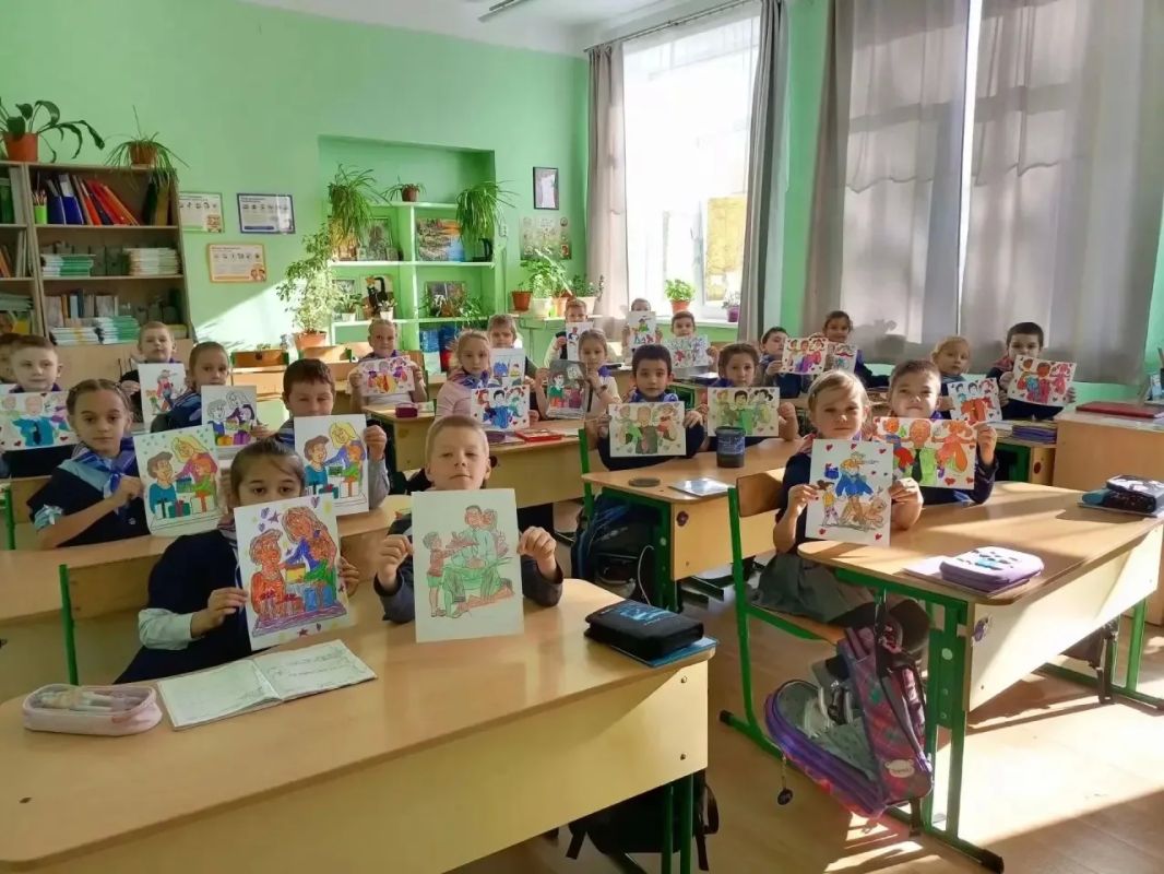 В преддверии Дня отца «Навигаторы детства» совместно с Движением Первых провели мероприятия в рамках Всероссийской акции «Папа может» В преддверии Дня отца «Навигаторы детства» совместно с Движением Первых провели мероприятия в рамках Всероссийской акции «Папа может»