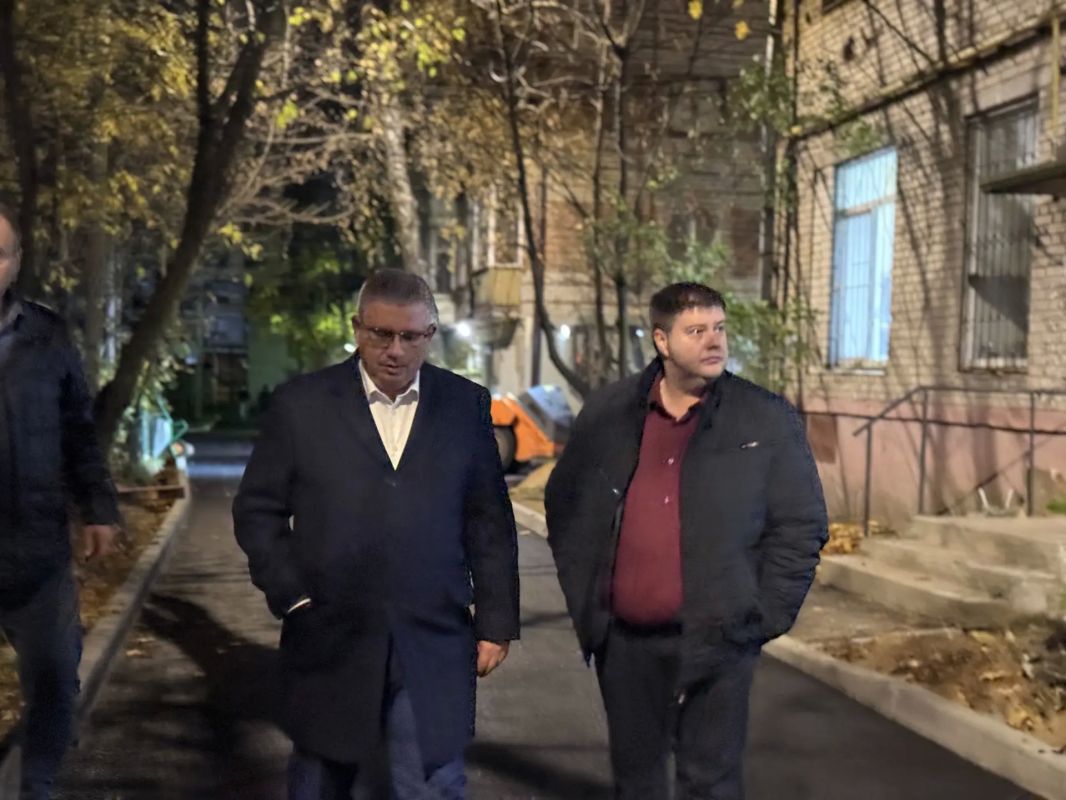 Александр Новиков: Вчера вечером вместе с профильным заместителем и начальником управления ЖКХ проехал по дворам Ленинского района — оценил, как идёт обустройство нового наружного освещения Александр Новиков: Вчера вечером вместе с профильным заместителем и начальником управления ЖКХ проехал по дворам Ленинского района — оценил, как идёт обустройство нового наружного освещения
