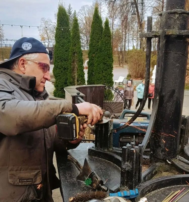 В Смоленске мини-скульптуру ангела восстановили после атаки вандалов В Смоленске мини-скульптуру ангела восстановили после атаки вандалов