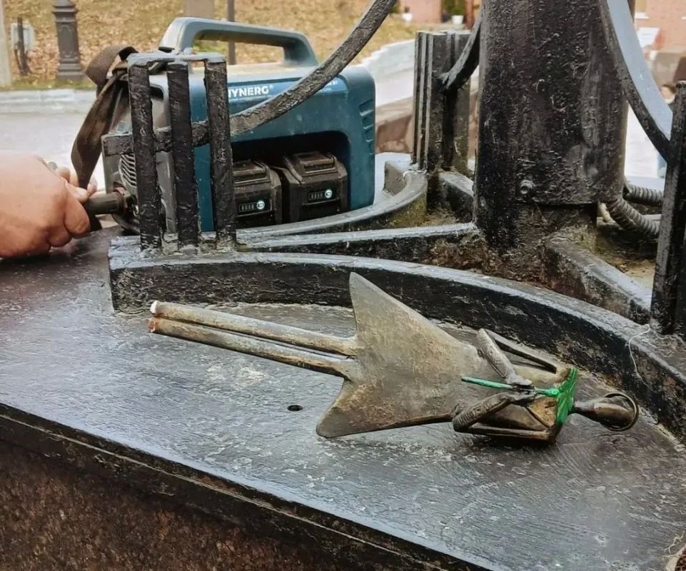 В Смоленске мини-скульптуру ангела восстановили после атаки вандалов В Смоленске мини-скульптуру ангела восстановили после атаки вандалов