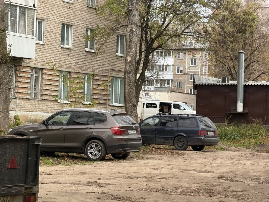 Александр Новиков: Во дворах улицы Николаева сразу бросилось в глаза то, о чём часто сообщают жители: парковка на зелёных зонах Александр Новиков: Во дворах улицы Николаева сразу бросилось в глаза то, о чём часто сообщают жители: парковка на зелёных зонах